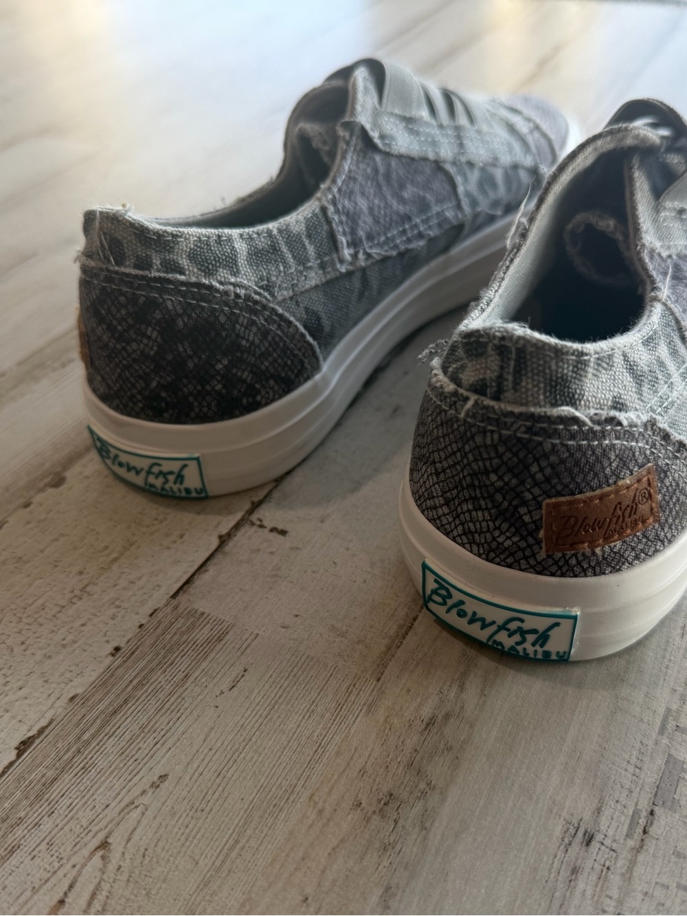Casual Slip-On Women's Sneakers in Grey Animal Print size 7.5 - Picture 2 of 6